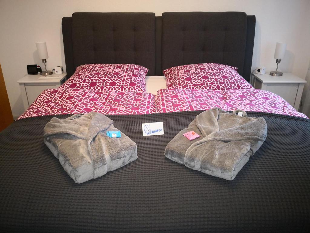 杜伊斯堡Boutique-Apartment-Scherer的一张带两条毛巾和两个枕头的床