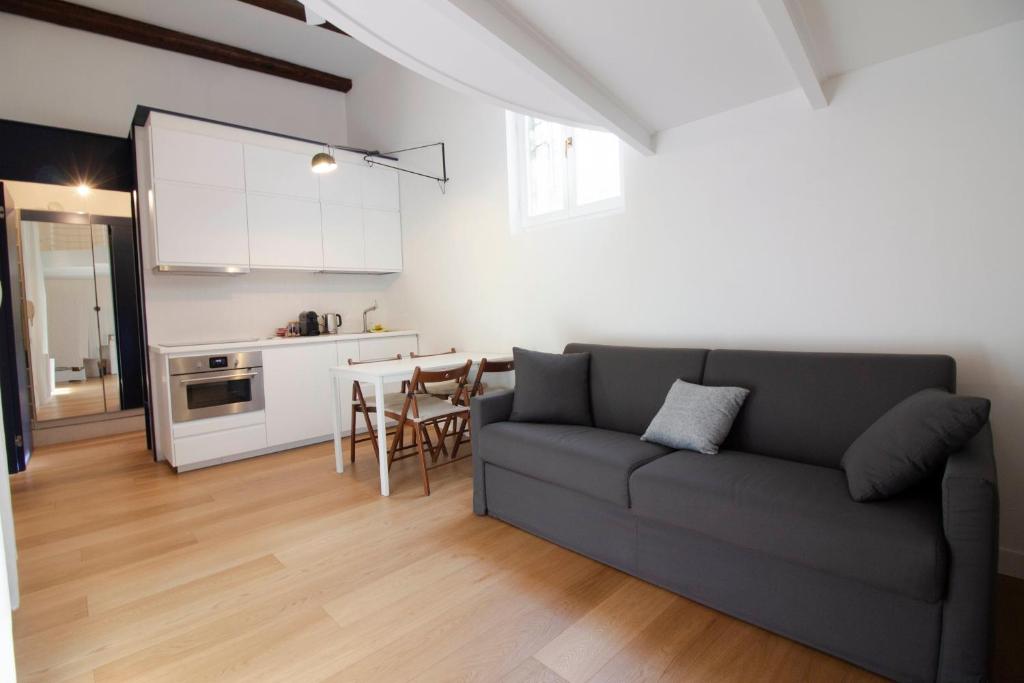 米兰Sant'Andrea cozy apartment的客厅配有沙发和桌子