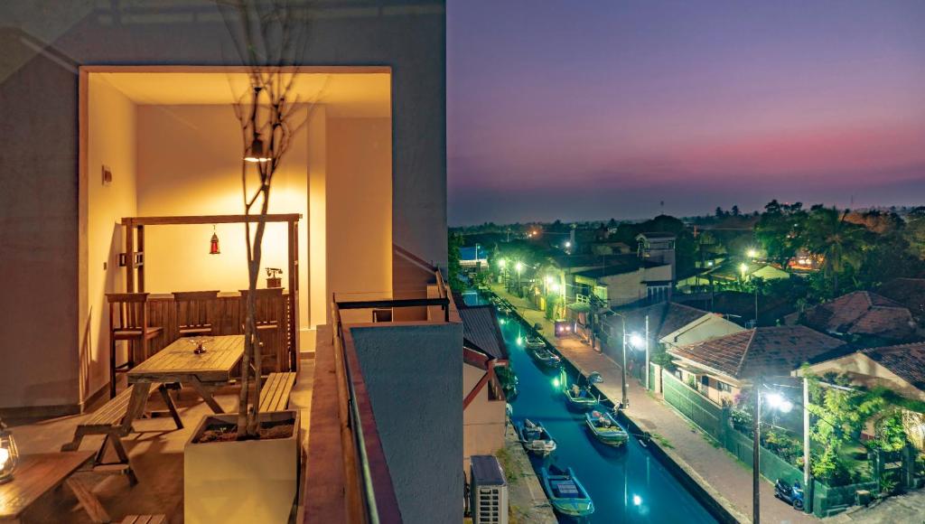 尼甘布Hive 68 - Hotel and Resorts (Negombo)的一间晚上享有城市美景的客房