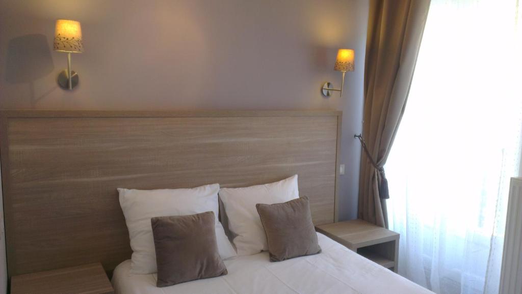 巴黎卢克瑟尔德酒店的卧室配有白色的床和2个枕头