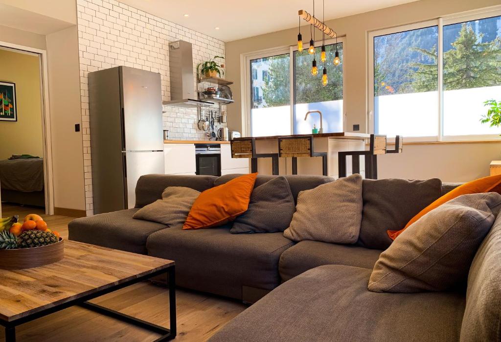 夏蒙尼-勃朗峰Apartment Maya, La Praz, Chamonix Mont Blanc的客厅配有沙发和桌子