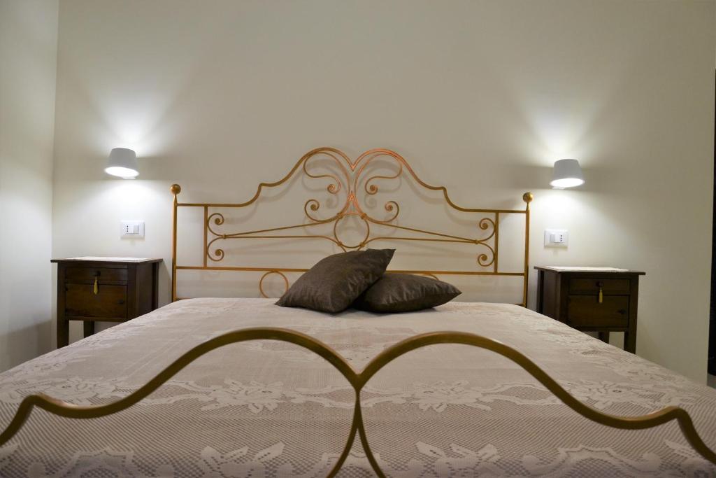 特拉帕尼Kantunè的一间卧室配有一张带两个枕头的床
