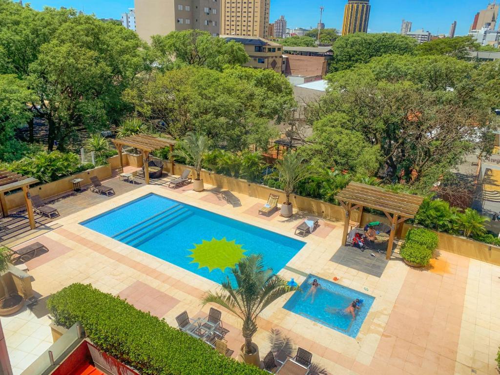 伊瓜苏维达黄金套房酒店的大楼顶部游泳池的顶部景色