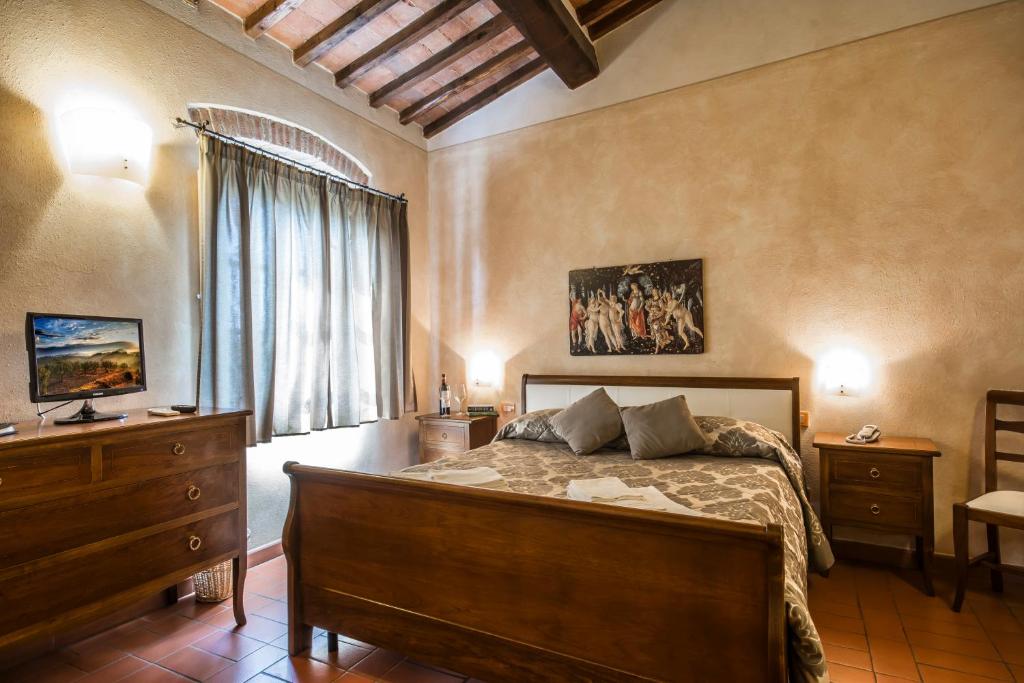 佩萨河谷塔瓦内莱安迪卡皮耶韦住宿加早餐酒店的一间卧室配有一张床、一个梳妆台和一扇窗户。
