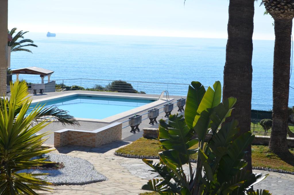 塔拉戈纳Estrena loft en el mejor sitio de Tarragona的一座背景海洋的游泳池
