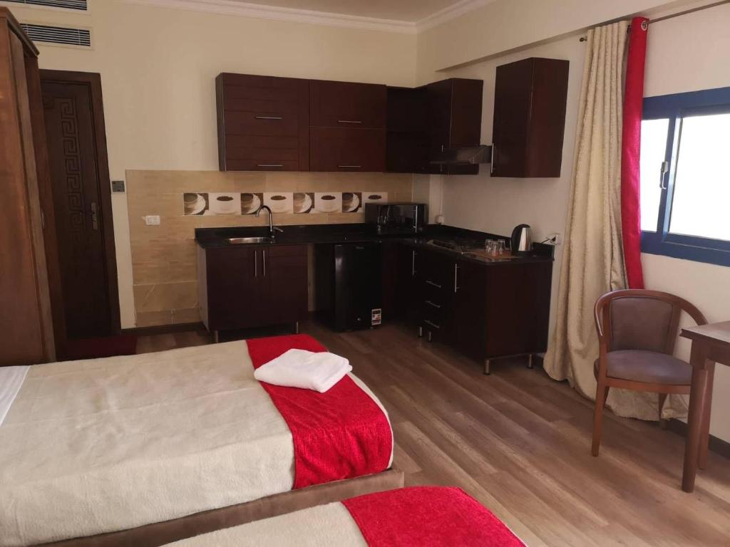 赫尔格达Cordoba Suites的酒店客房带一张床和一个厨房