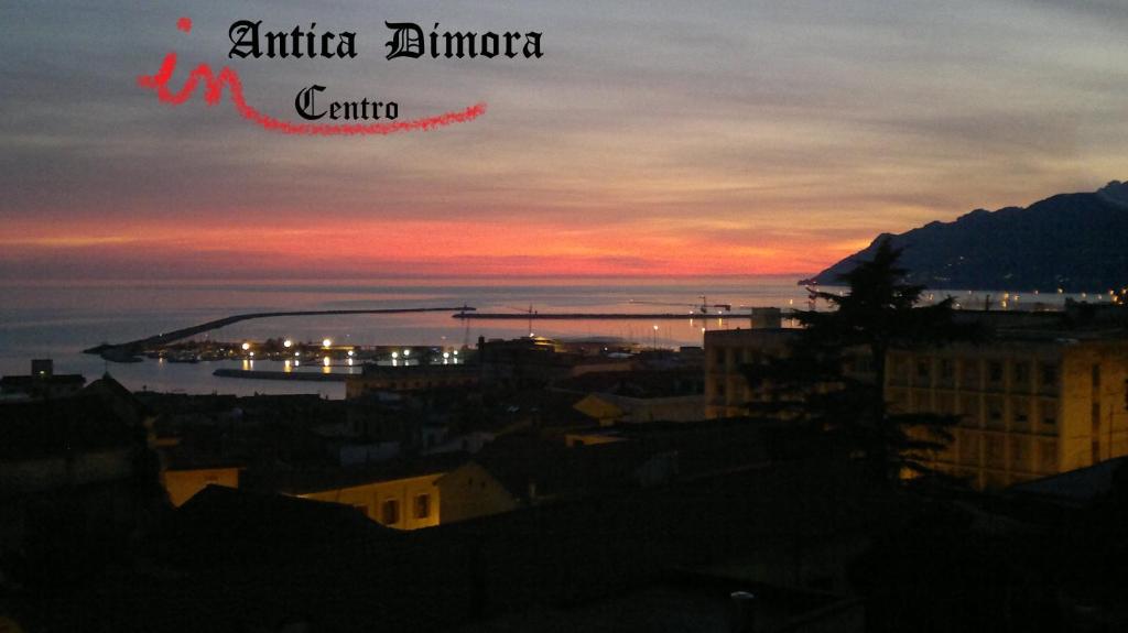 萨莱诺Antica Dimora in Centro的城市景观,背景是日落