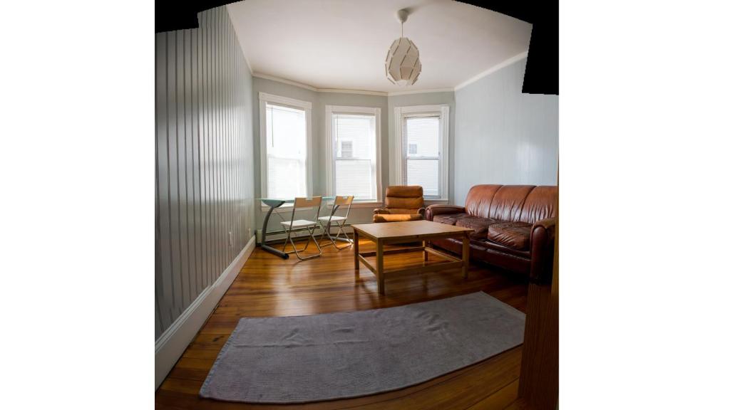 波士顿Boston Homestel的客厅配有沙发和桌子