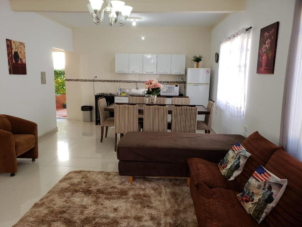 伊瓜苏Yolanda Family House的带沙发的客厅和厨房