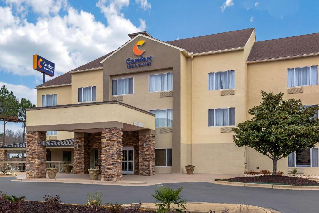 蒙哥马利Comfort Inn & Suites Montgomery East Carmichael Rd的酒店正面景色