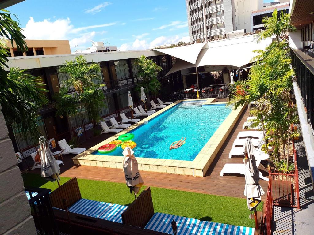 达尔文加文纳酒店的享有酒店游泳池的顶部景色
