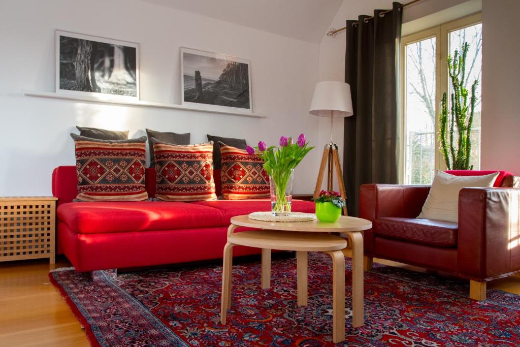 哈雷威斯特法伦Apartment Haak的客厅配有红色的沙发和桌子