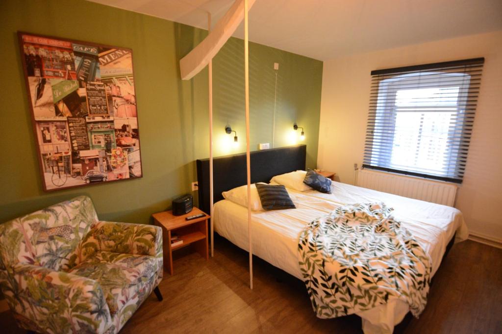 罗赫尔德布克拉尔酒店的一间卧室配有一张床和一把椅子