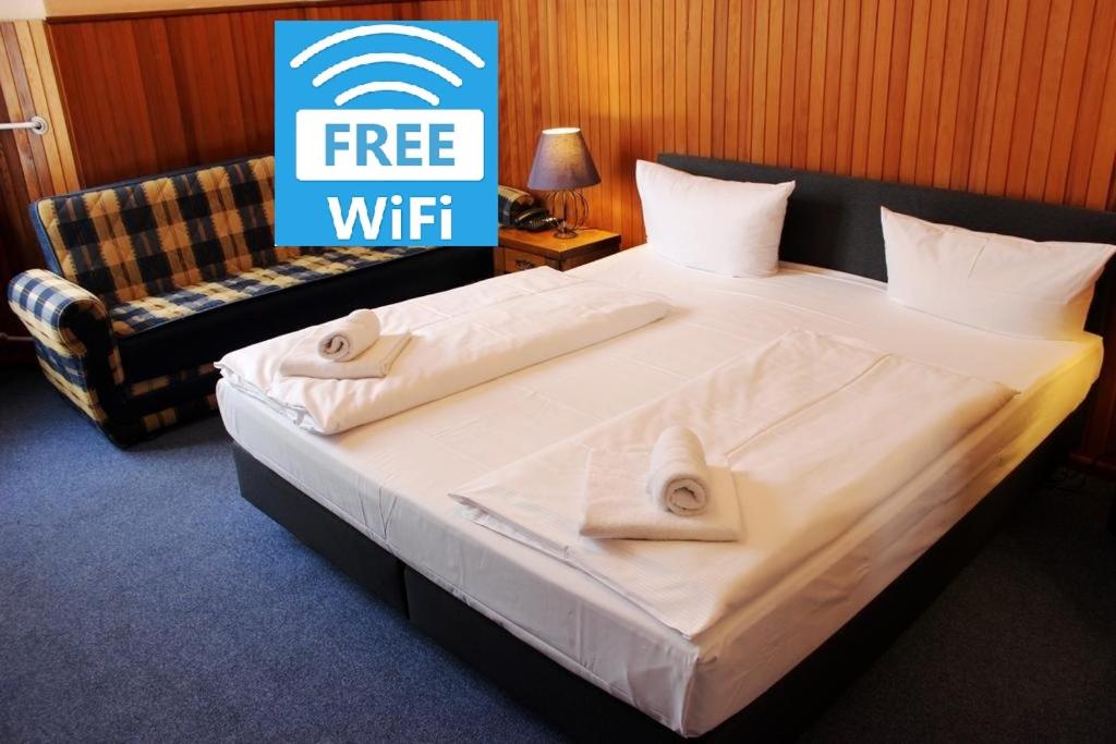 柏林选帝侯大街莱茵黄金潘森酒店的一张大床,房间标有免费无线网络连接