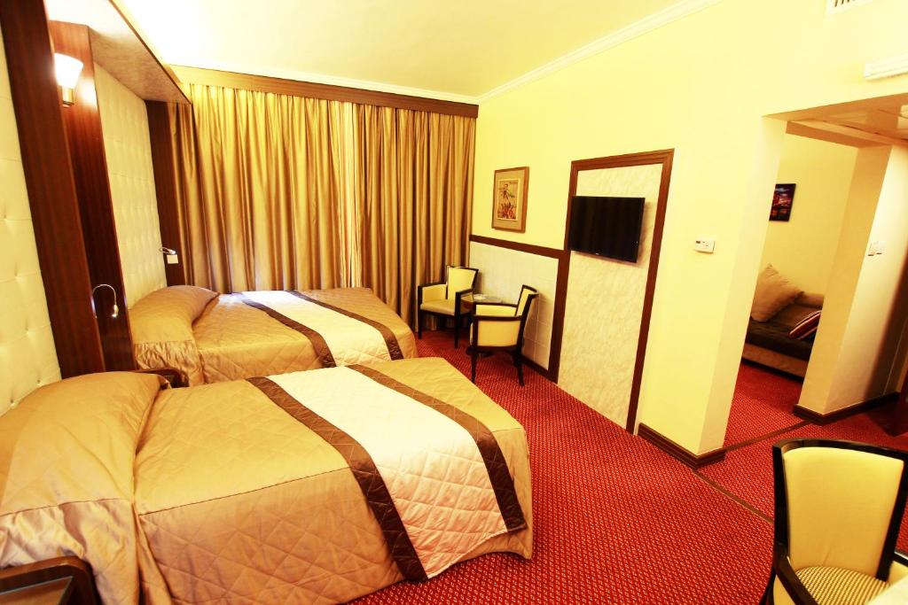 迪拜埃尔卡里大酒店的酒店客房配有两张床和一张书桌