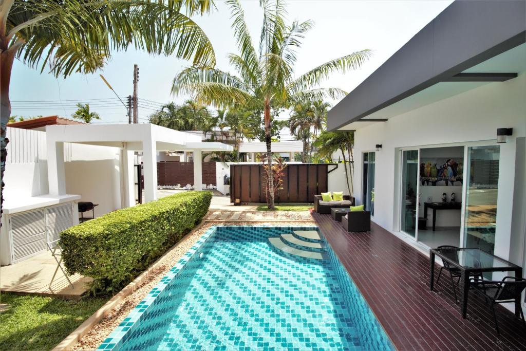 Paradise Villa by PHR内部或周边的泳池