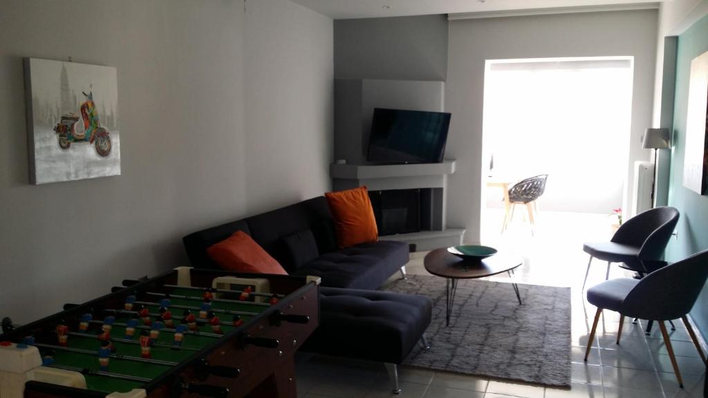 雅典Athenian Luxury apartment, near metro station Chalandri, Nu 2的带沙发和桌上足球的客厅