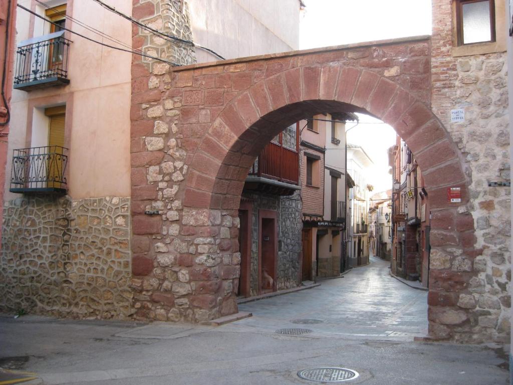 赫亚德亚尔瓦拉辛Casa Artigot的砖砌建筑中一条带拱门的小巷