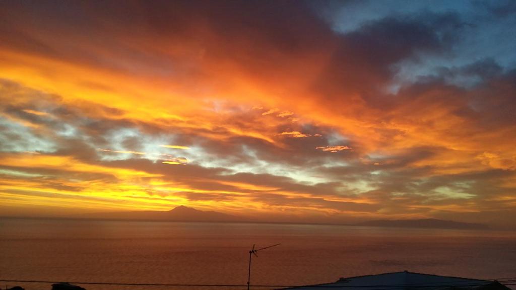 蓬塔利亚纳Vistas para el relax的云天的海洋日落