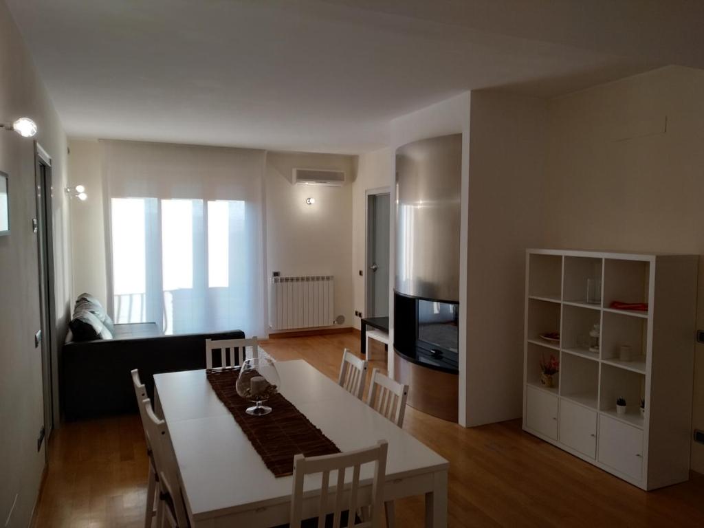 阿西西Appartamento Casa Lina的厨房以及带桌椅的起居室。