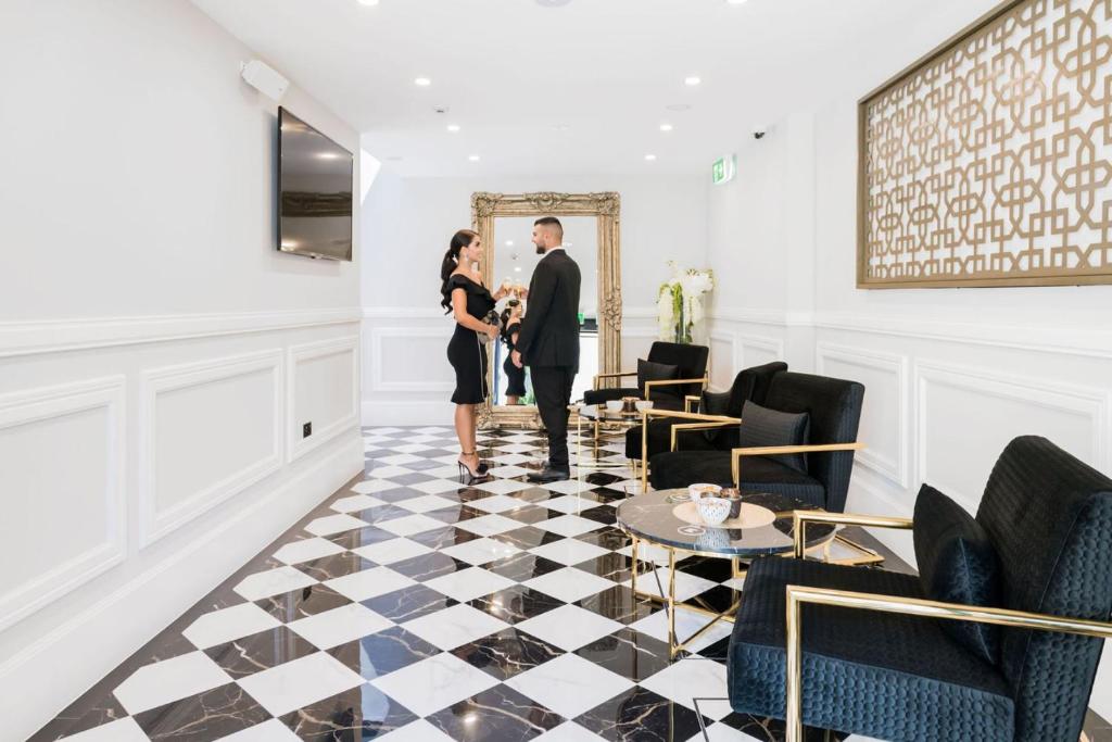 悉尼Holiday Inn & Suites - Parramatta Marsden Street, an IHG Hotel的站在酒店大厅的新娘和新郎