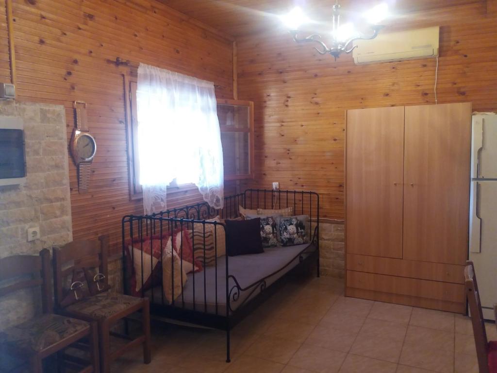 波塞蒂NIKOL HOUSE POSIDI的一间带床的卧室,位于带窗户的房间内