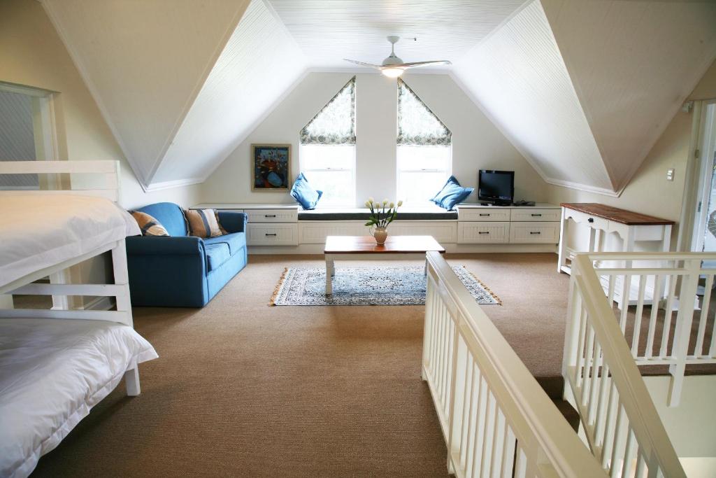 BalfourKatberg Eco Golf Estate的阁楼卧室配有1张床和1张沙发