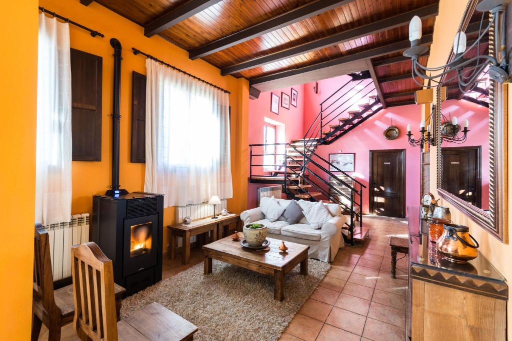 Bezas埃尔莫利诺酒店的带沙发和燃木炉的客厅