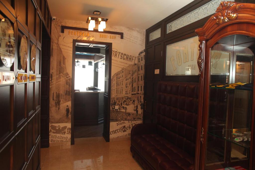 伊万诺-弗兰科夫斯克芬特什精品酒店的墙上挂着海报的走廊,门上有一扇门