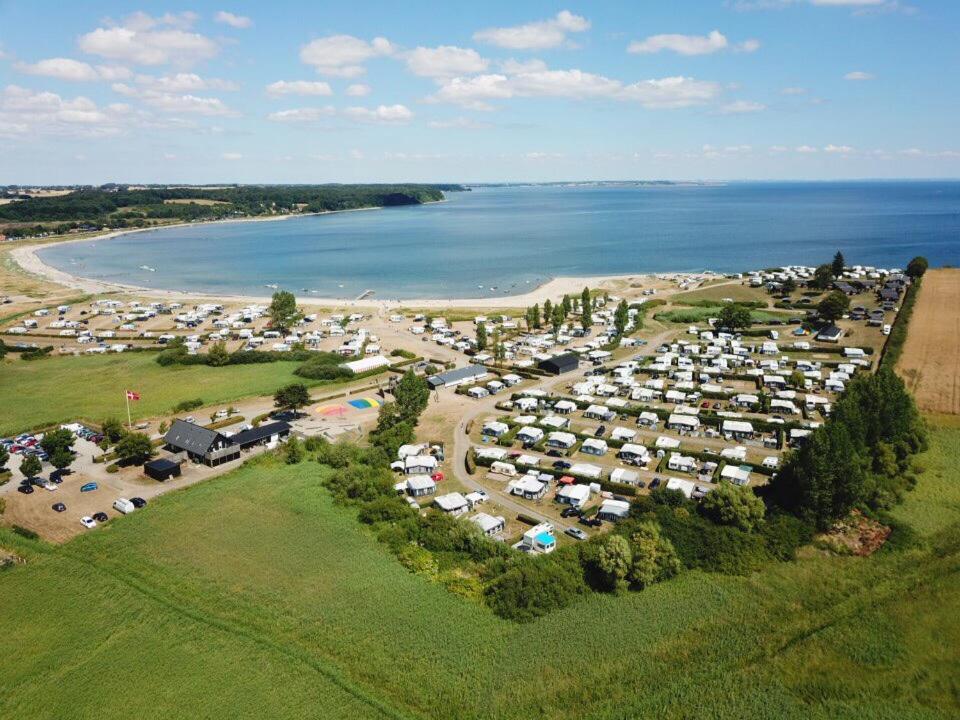 Diernæs魏凯街露营及小屋酒店的水边营地的空中景观