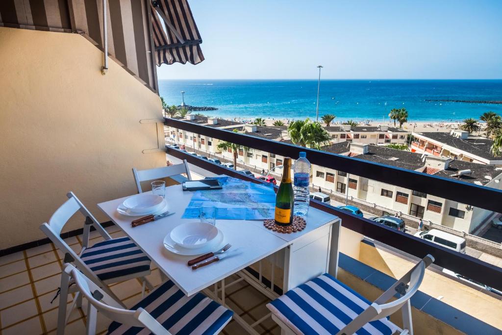 阿罗纳Los Cristianos 3的一个带桌椅的海景阳台