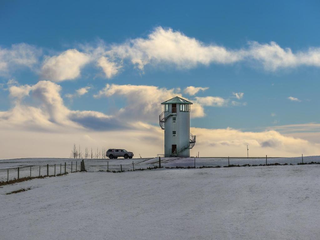 弗吕济Klettar Tower Iceland的海滩灯塔前的停车位