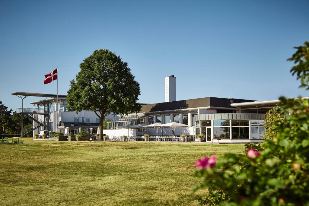 克厄克姆威尔克厄海滨酒店的前面有两面金刚石旗的建筑