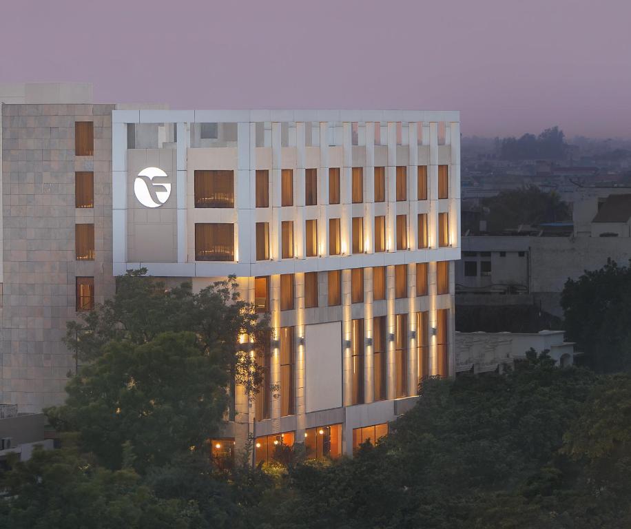 贾朗达尔Fortune Avenue, Jalandhar - Member ITC's Hotel Group的一面有标志的建筑