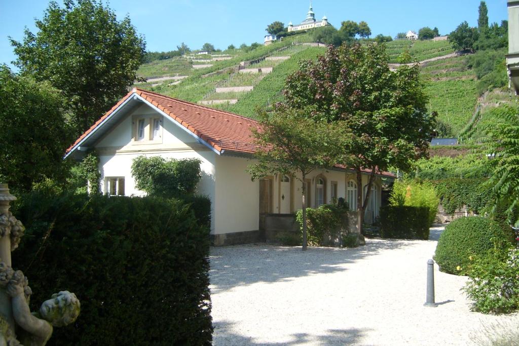 拉德博伊尔Villa Jordan的一座小房子,后面有一座小山