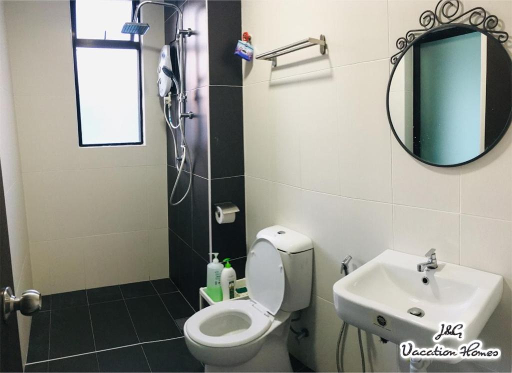 士姑来City Life by J&G Vacation Homes的一间带卫生间、水槽和镜子的浴室