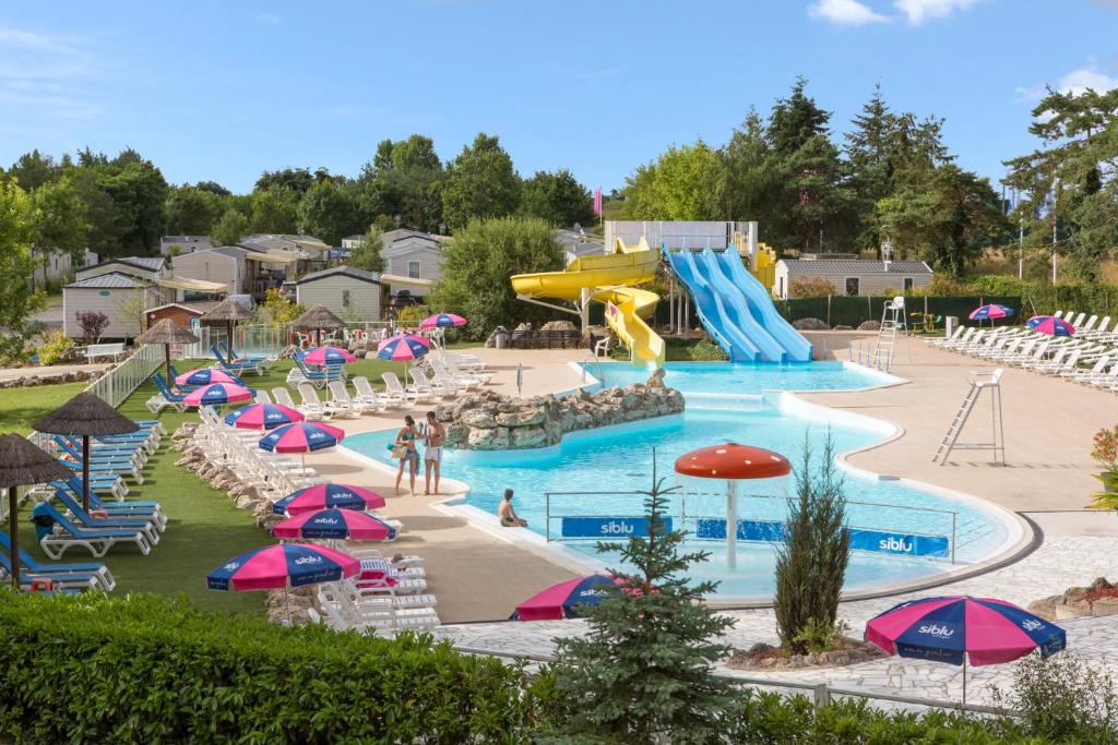 翁赞Camping Officiel Siblu Domaine de Dugny的一个带滑梯的水上公园的游泳池