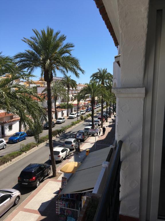 贝纳尔马德纳Avda de las Palmeras Apartment的享有棕榈树街道和建筑的景色
