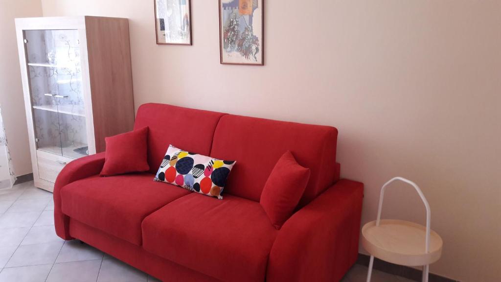 阿斯蒂Appartamento Centrale con garage的客厅里一张红色的沙发