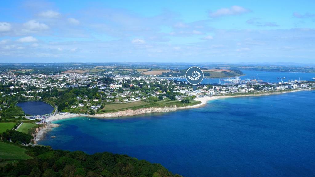 法尔茅斯St Michaels Resort, Falmouth的水面上岛屿的空中景观