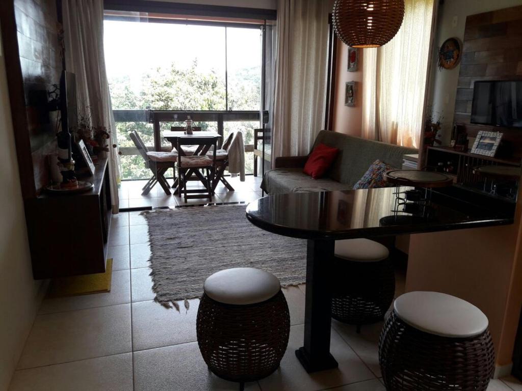 贝泽罗斯Flat condomínio paraíso serra negra的客厅配有沙发和桌子