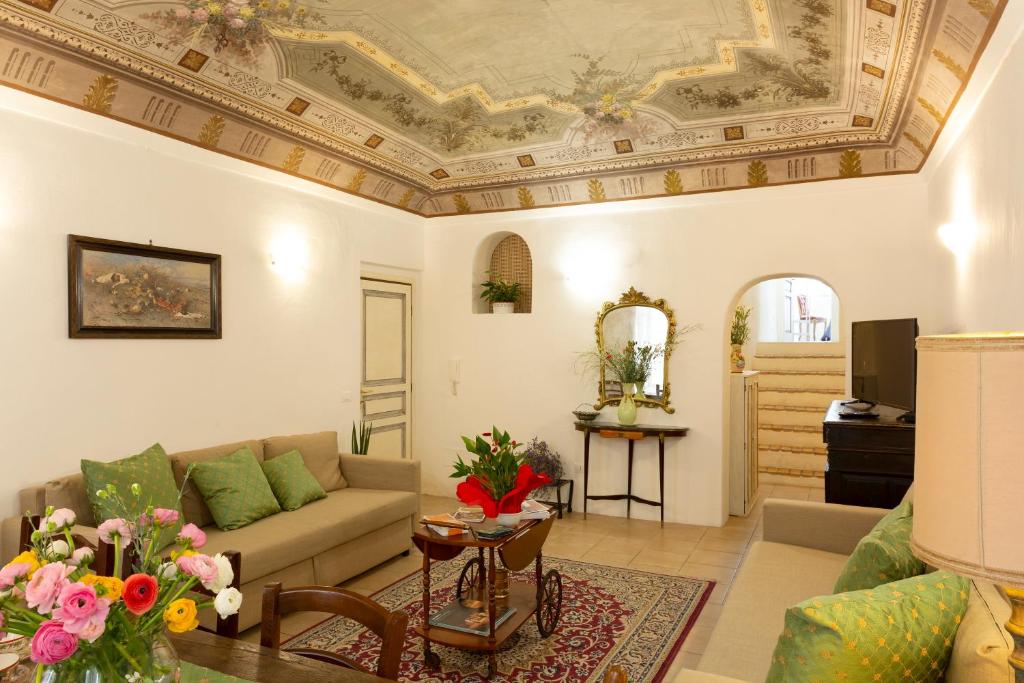 圣雷莫Domus Napoleone Bonaparte的带沙发和天花板的客厅