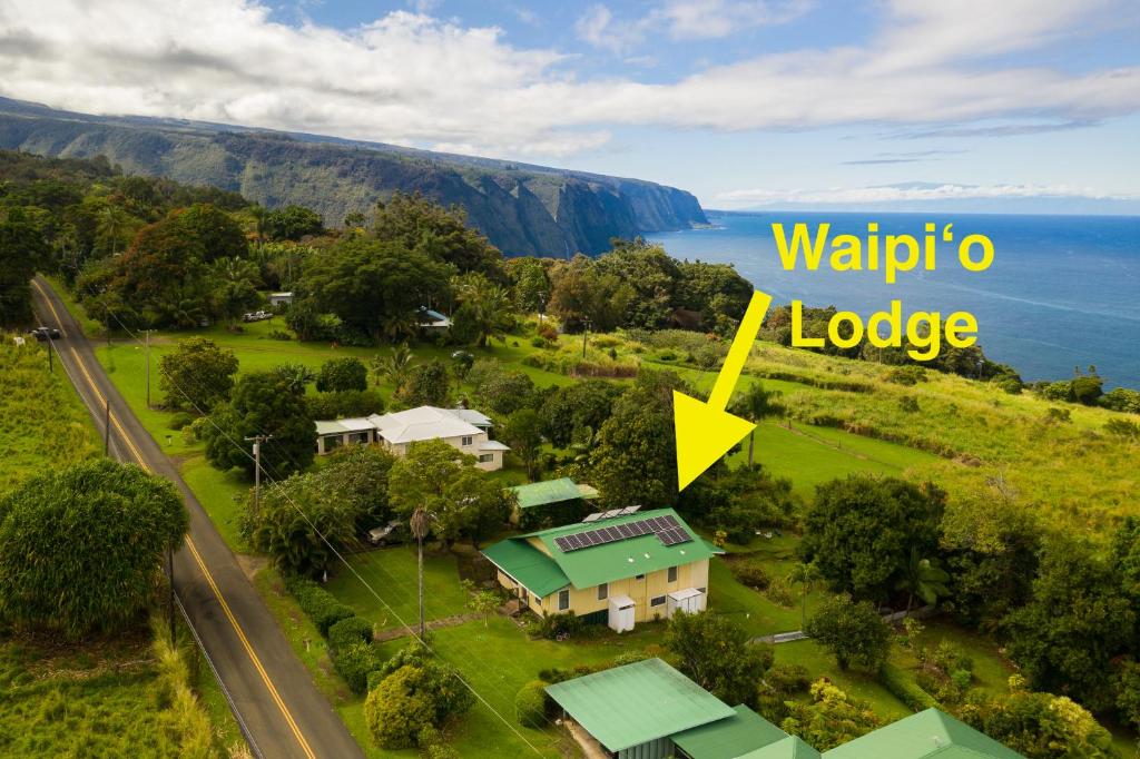 KukuihaeleWaipi'o Lodge的享有房屋的空中景致,房屋的黄色箭头指向山谷小屋