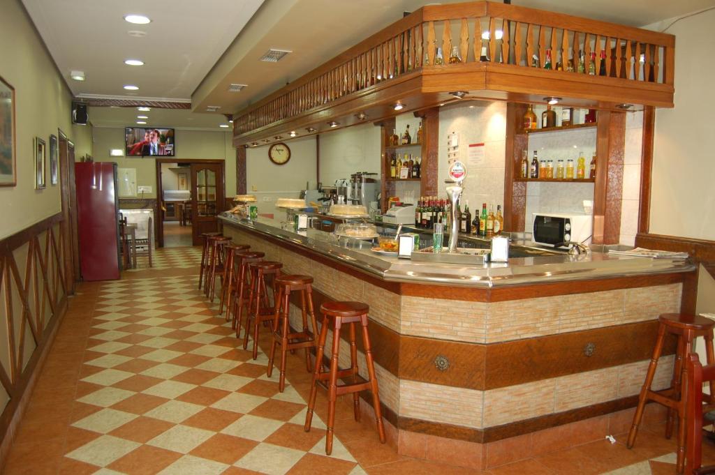 伊伦比达索阿酒吧旅馆及餐厅的餐厅的酒吧,带凳子