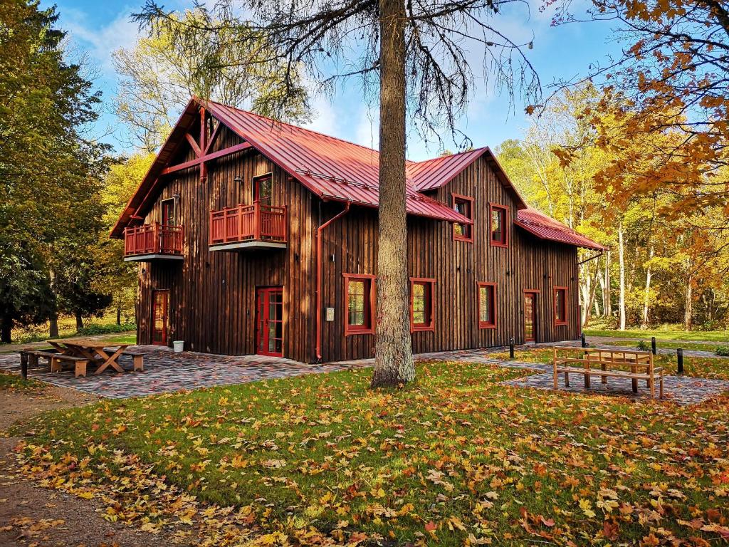 LūznavaSvilpaunieki的大型木制谷仓,设有红色屋顶