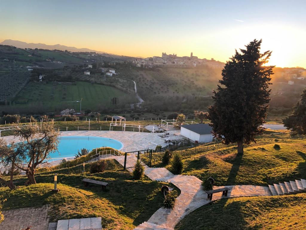 西维尔诺瓦·马尔凯Casablanca Hotel的享有山丘上游泳池的景色,
