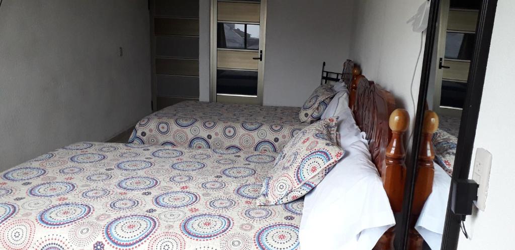 库埃察兰德尔普罗格雷索Hotel Posada Sernichari的一间卧室配有一张带木制床头板和枕头的床。