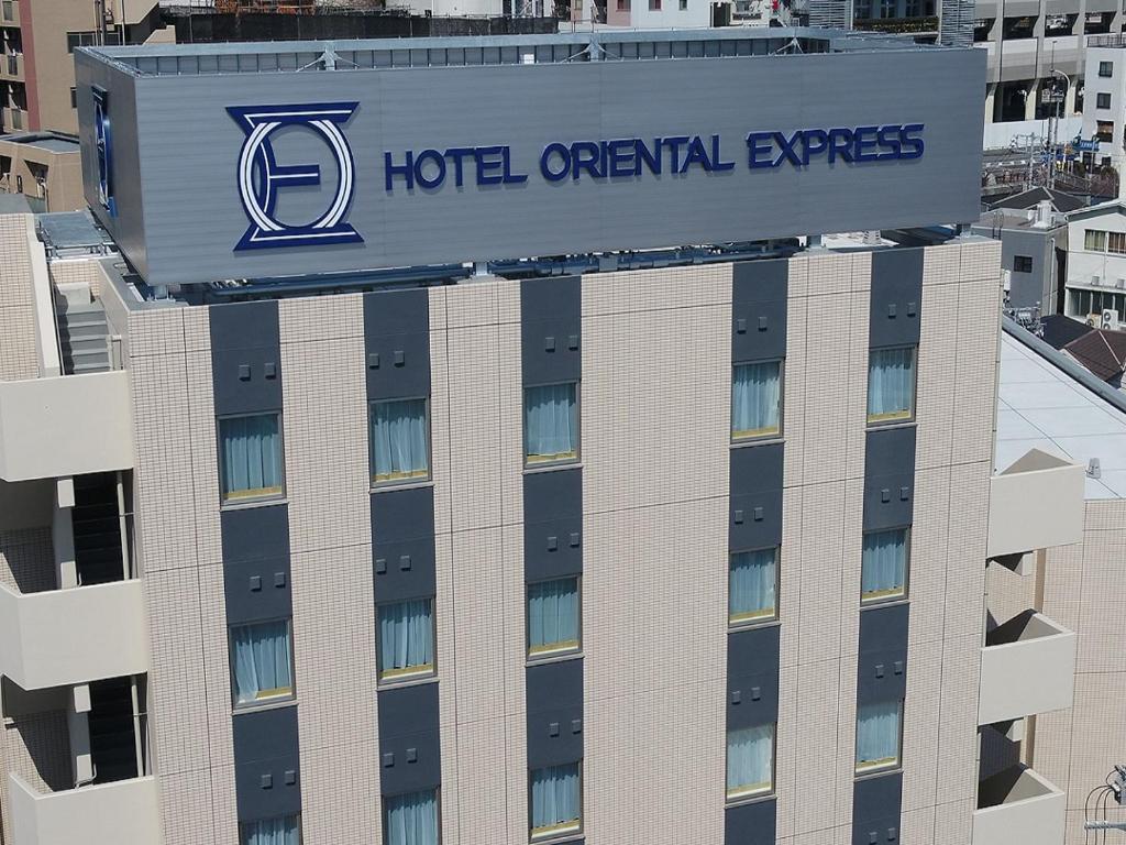 东京Hotel Oriental Express Tokyo Kamata的建筑顶部的皇室特快标志