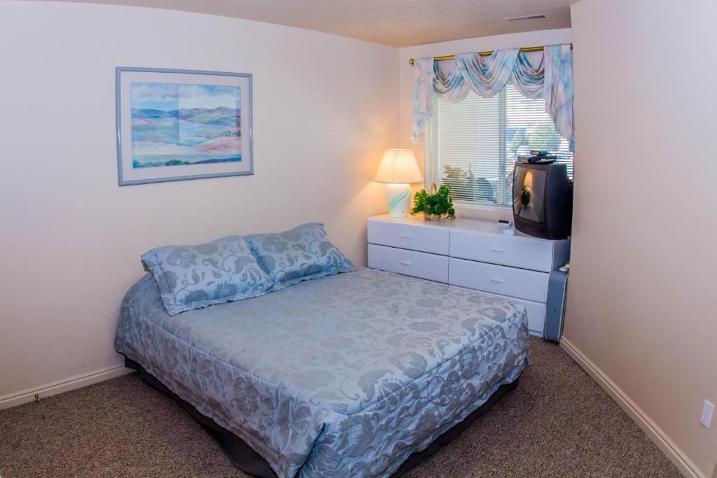 加登城Harbor Village Pool Building Condo 104的一间卧室配有一张床和一台电视。
