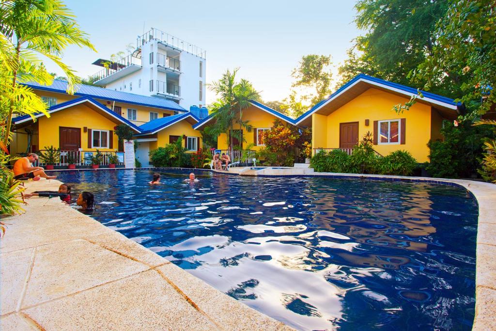 公主港蓝色泻湖酒套房酒店的房屋前的游泳池